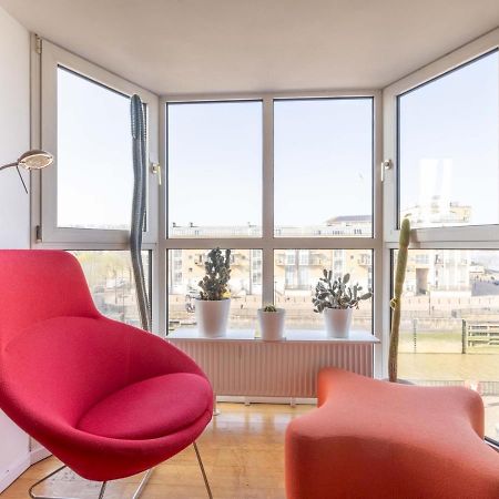 Sunny Maisonette With Views Over Canary Wharf, Лондон Екстериор снимка