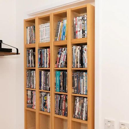 Sunny Maisonette With Views Over Canary Wharf, Лондон Екстериор снимка