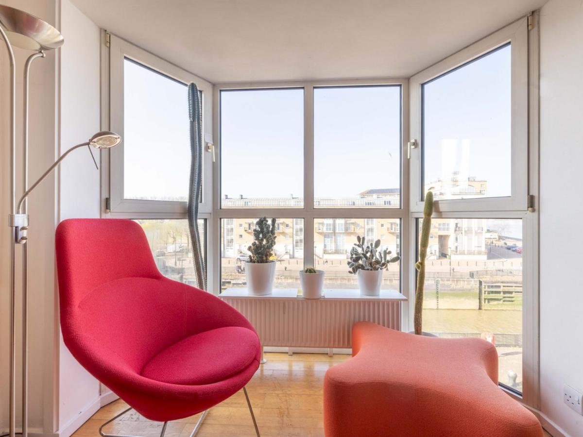 Sunny Maisonette With Views Over Canary Wharf, Лондон Екстериор снимка