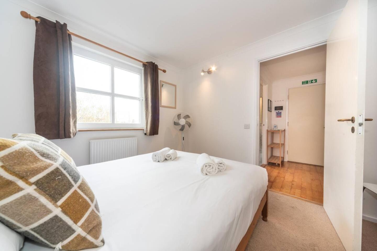Sunny Maisonette With Views Over Canary Wharf, Лондон Екстериор снимка