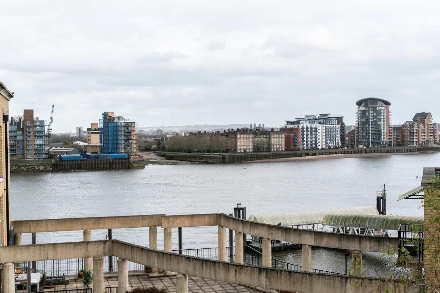 Sunny Maisonette With Views Over Canary Wharf, Лондон Екстериор снимка