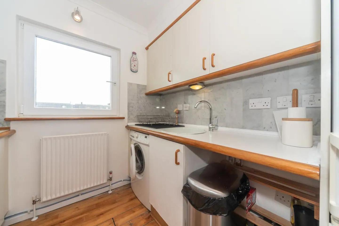 Sunny Maisonette With Views Over Canary Wharf, Лондон Екстериор снимка