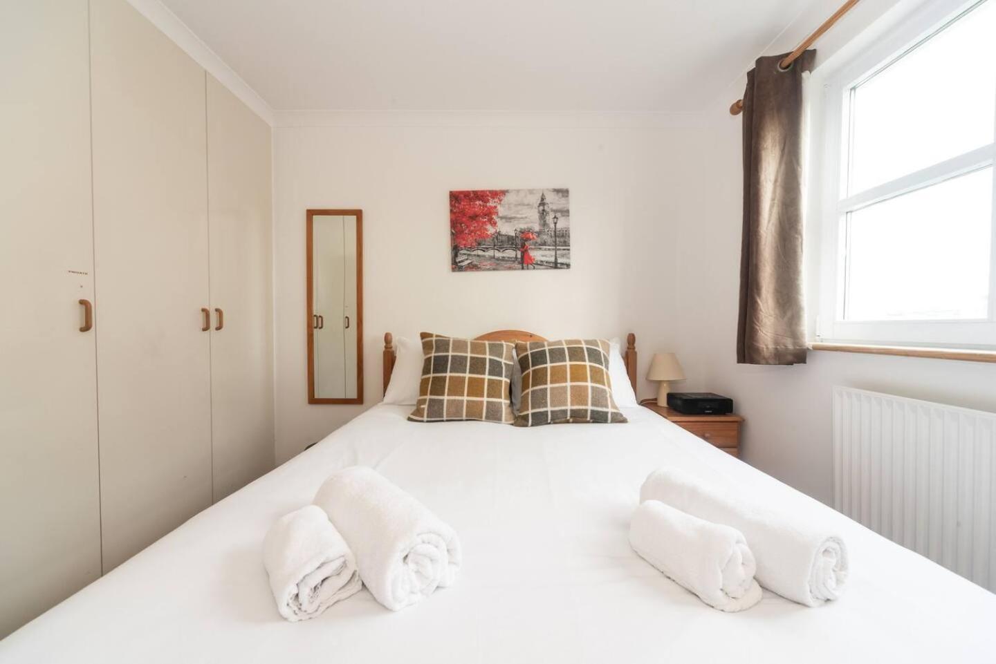 Sunny Maisonette With Views Over Canary Wharf, Лондон Екстериор снимка