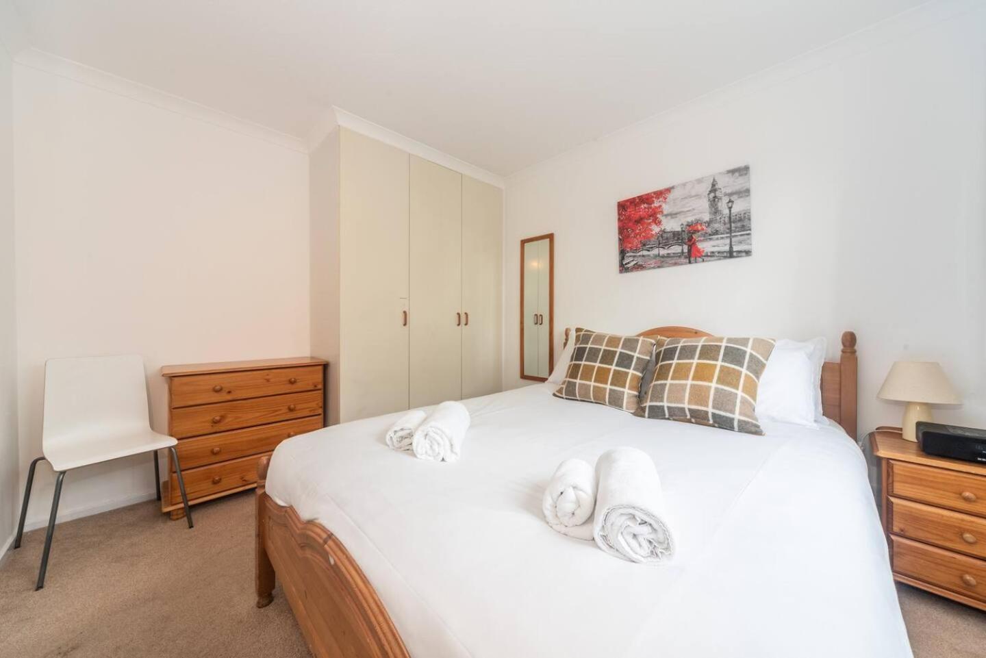 Sunny Maisonette With Views Over Canary Wharf, Лондон Екстериор снимка