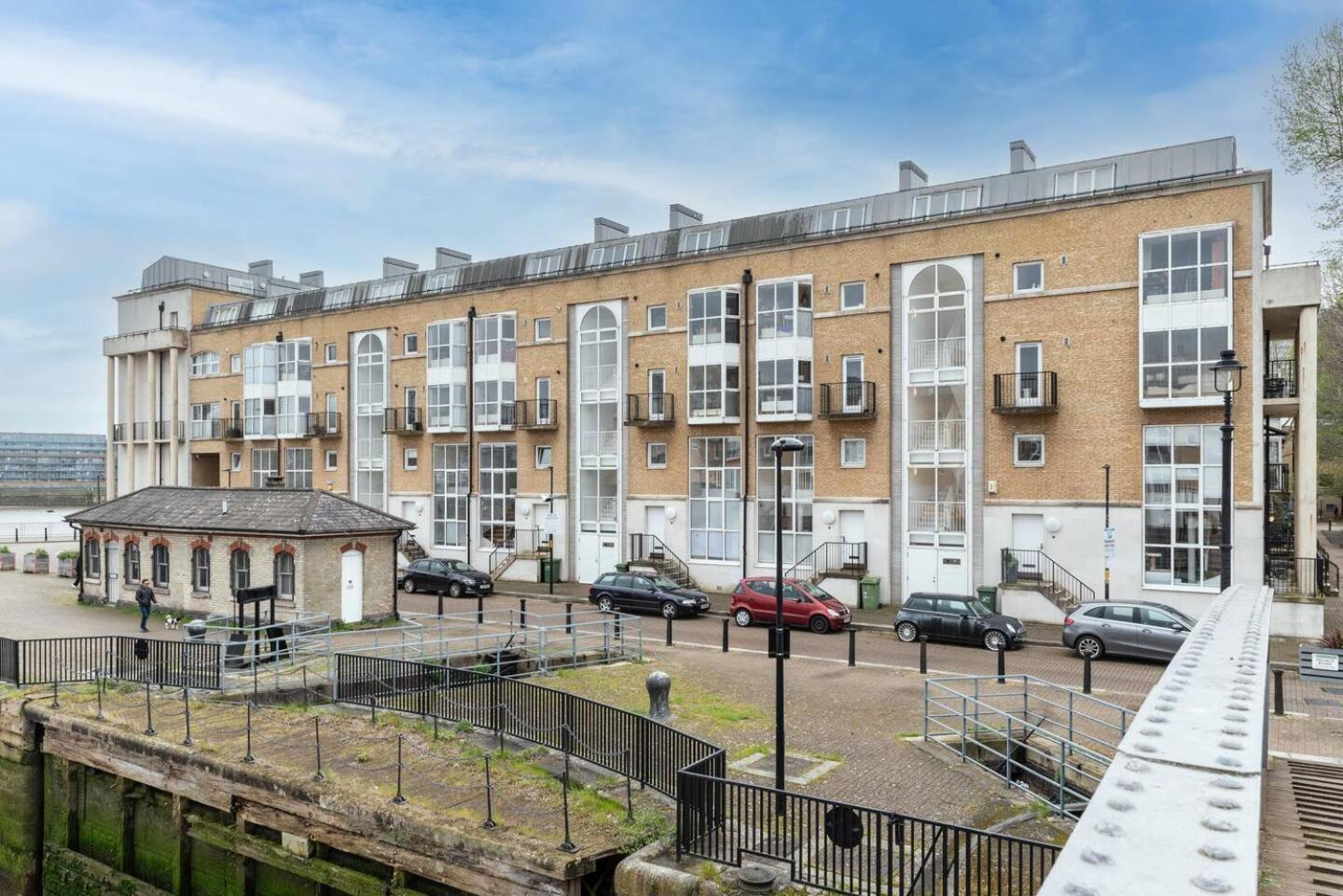 Sunny Maisonette With Views Over Canary Wharf, Лондон Екстериор снимка