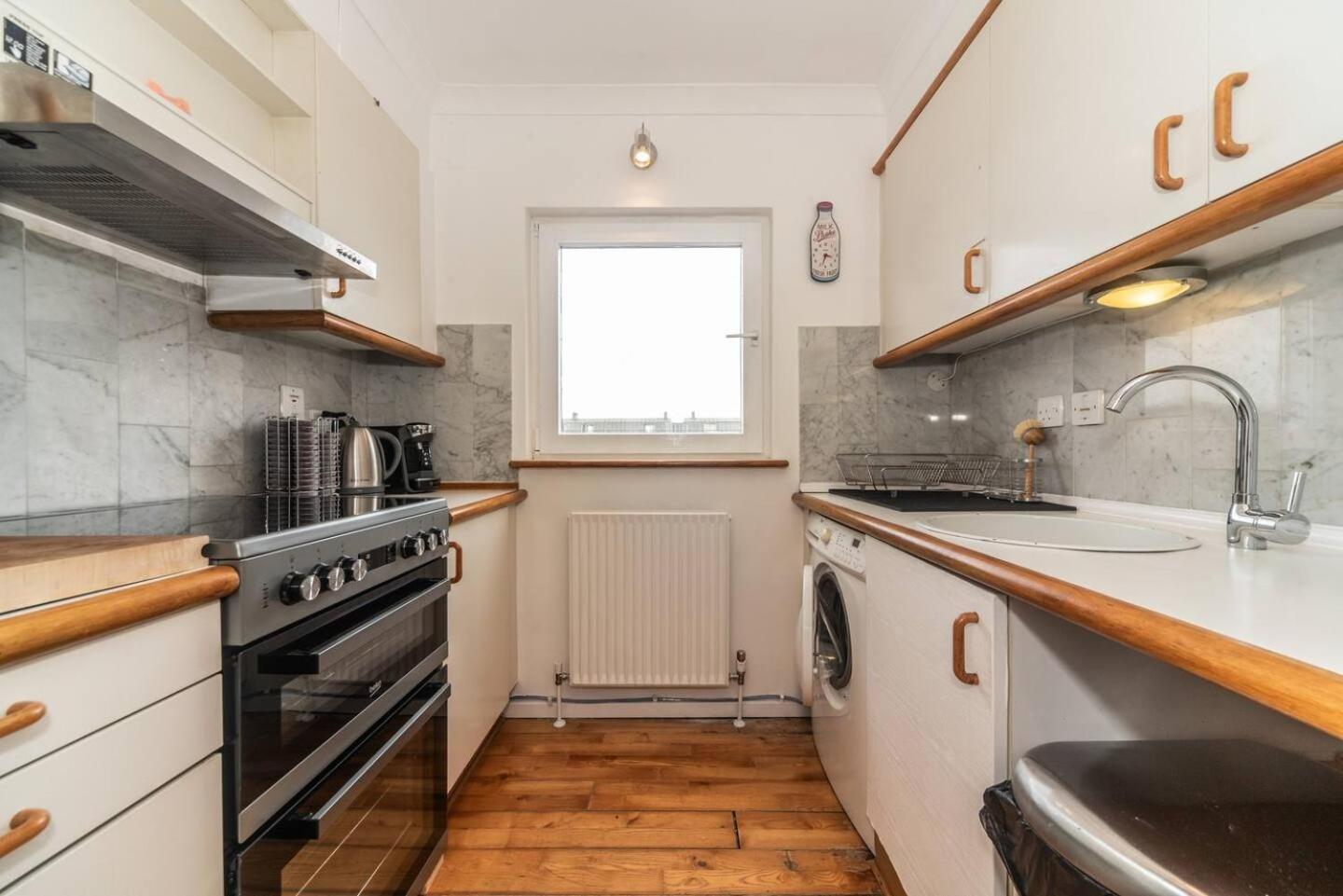 Sunny Maisonette With Views Over Canary Wharf, Лондон Екстериор снимка