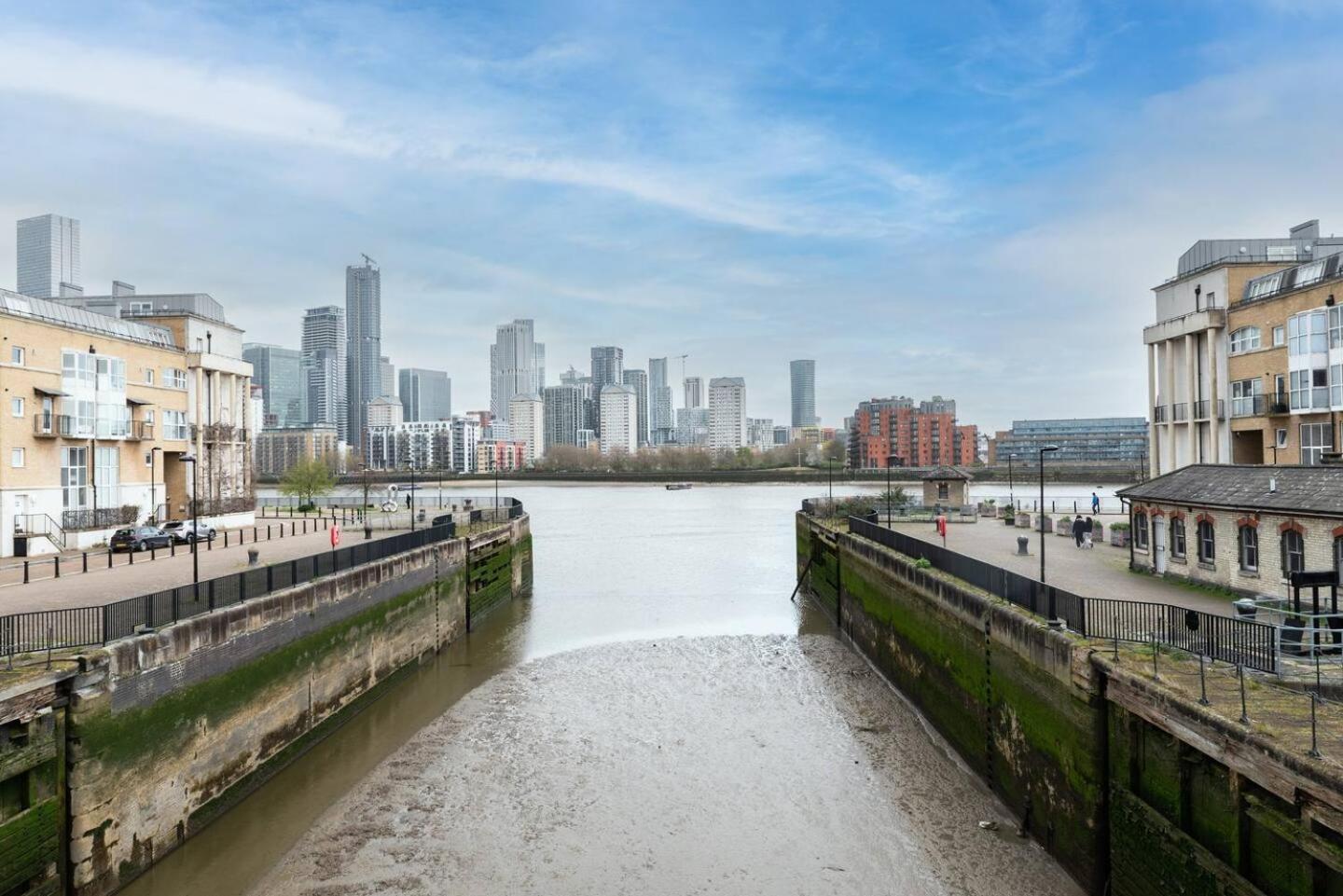 Sunny Maisonette With Views Over Canary Wharf, Лондон Екстериор снимка