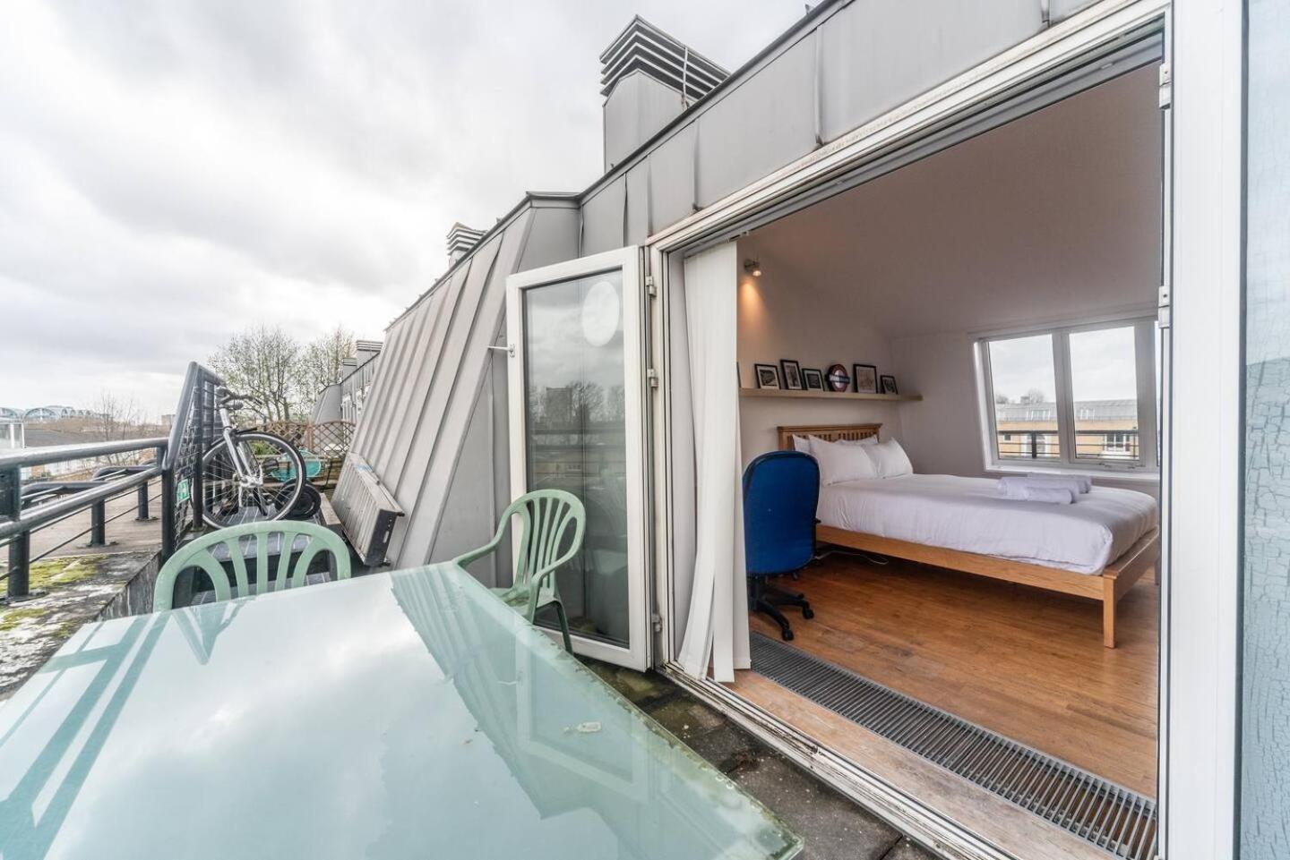 Sunny Maisonette With Views Over Canary Wharf, Лондон Екстериор снимка