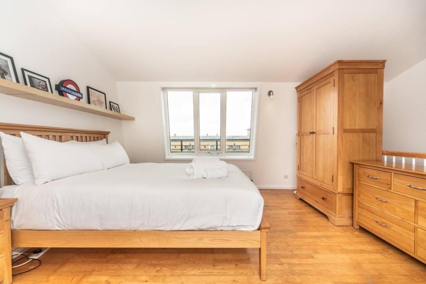 Sunny Maisonette With Views Over Canary Wharf, Лондон Екстериор снимка