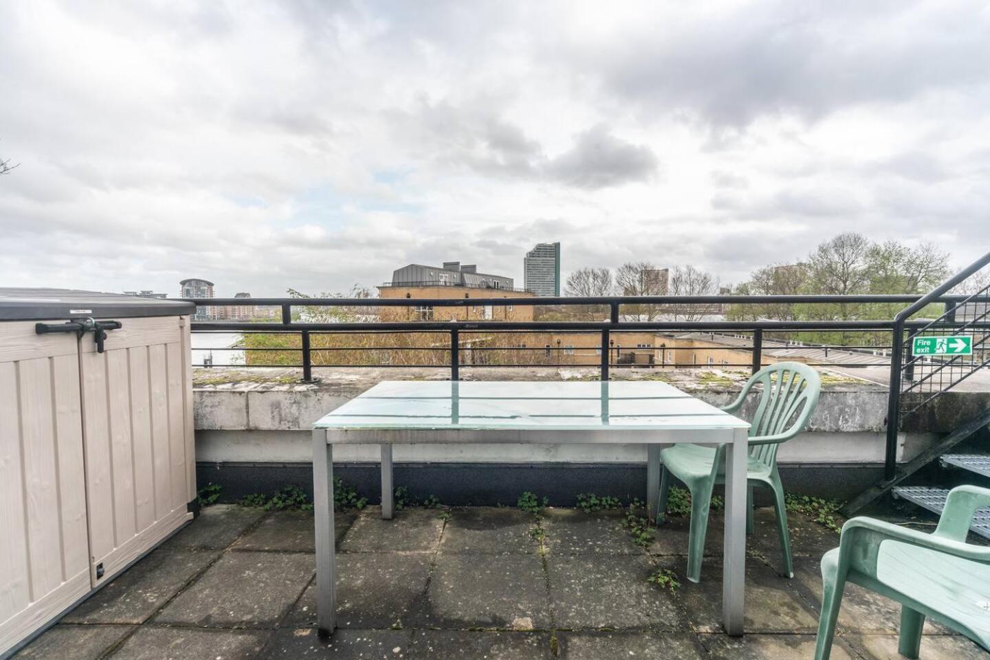Sunny Maisonette With Views Over Canary Wharf, Лондон Екстериор снимка