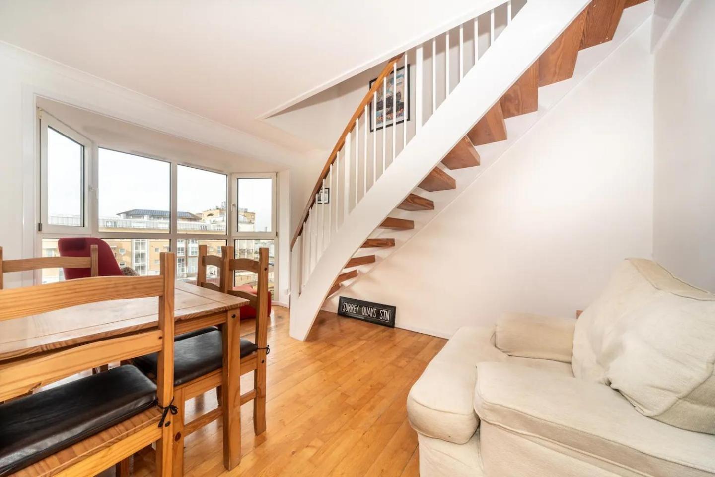 Sunny Maisonette With Views Over Canary Wharf, Лондон Екстериор снимка