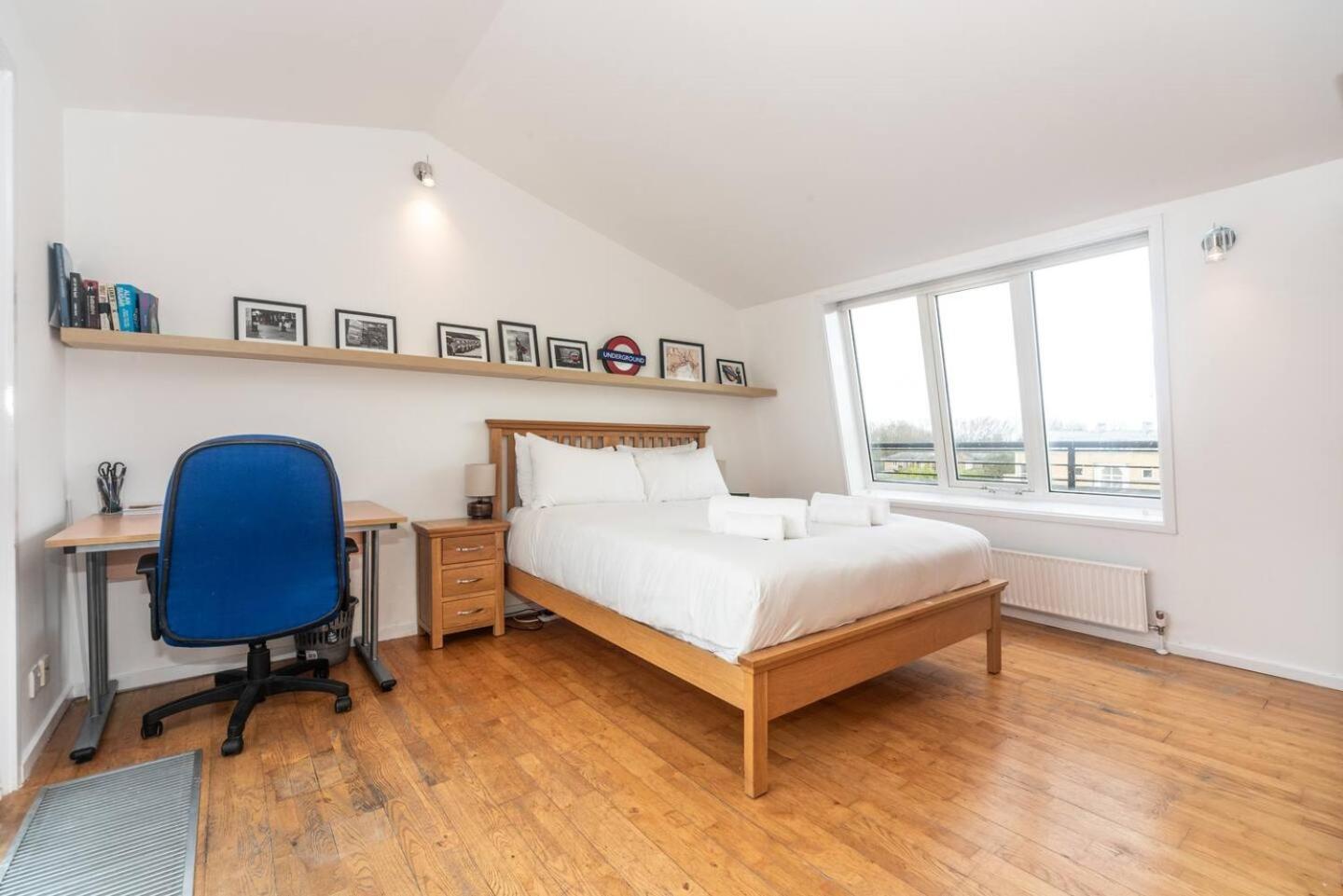 Sunny Maisonette With Views Over Canary Wharf, Лондон Екстериор снимка
