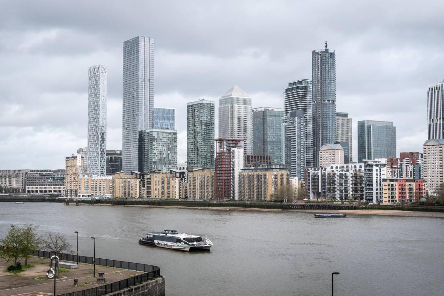 Sunny Maisonette With Views Over Canary Wharf, Лондон Екстериор снимка
