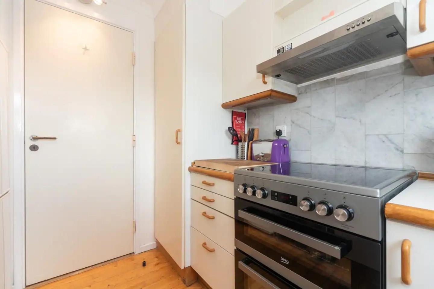 Sunny Maisonette With Views Over Canary Wharf, Лондон Екстериор снимка
