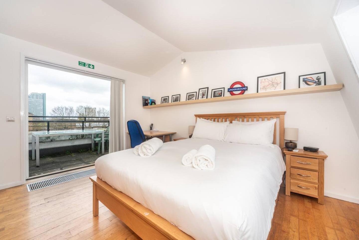 Sunny Maisonette With Views Over Canary Wharf, Лондон Екстериор снимка