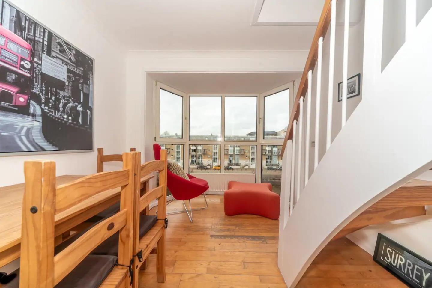 Sunny Maisonette With Views Over Canary Wharf, Лондон Екстериор снимка